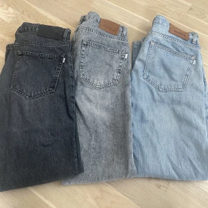 woodbird jeans  - Woodbird herr jeans strl 28/32 på alla tre . Säljs för 300kr styck + frakt.  I fint skick , inköpta detta år . Blå, grå , svart