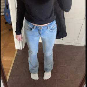Bootcut jeans från Gina. Mid waste.  Ordinarie pris 600kr Frakt ingår ej