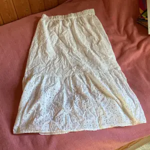 En fin lång vit kjol från Lindex