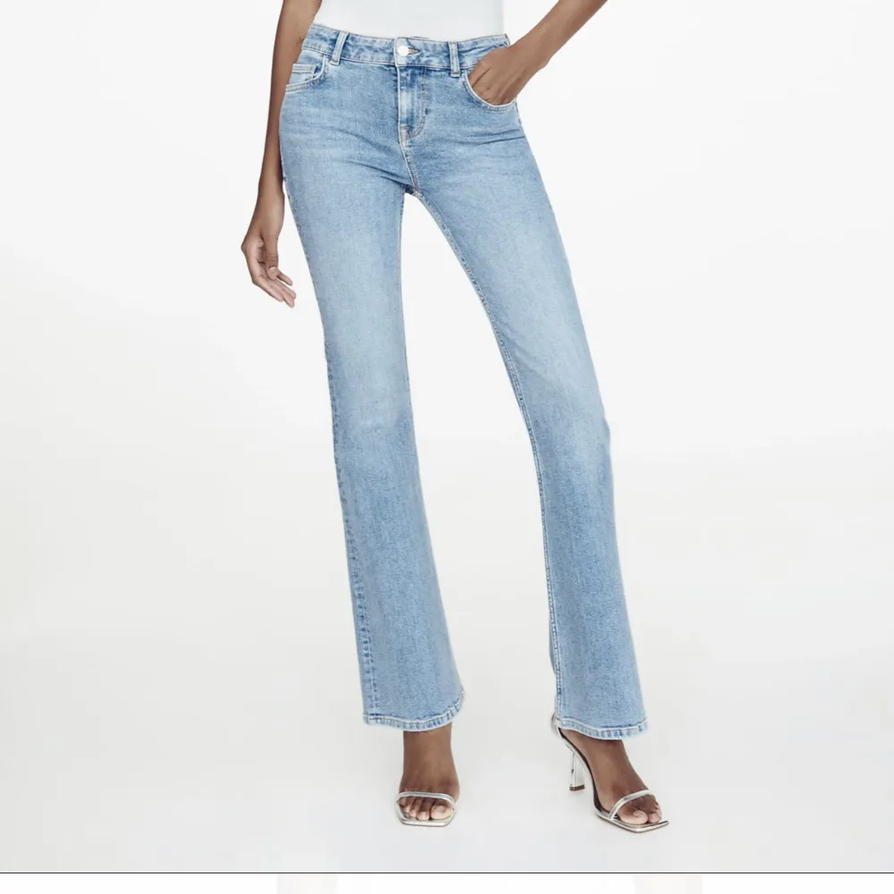 Säljer dessa jeans från zara då de va för stora!! Aldrig använda! . Jeans & Byxor.