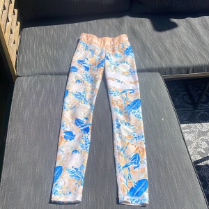 Stronger tights  - Nu säljer jag mina Stronger tights. Säljer pga ingen användning för dem längre. Använda fåtal gånger! Använda fåtal gånger! 