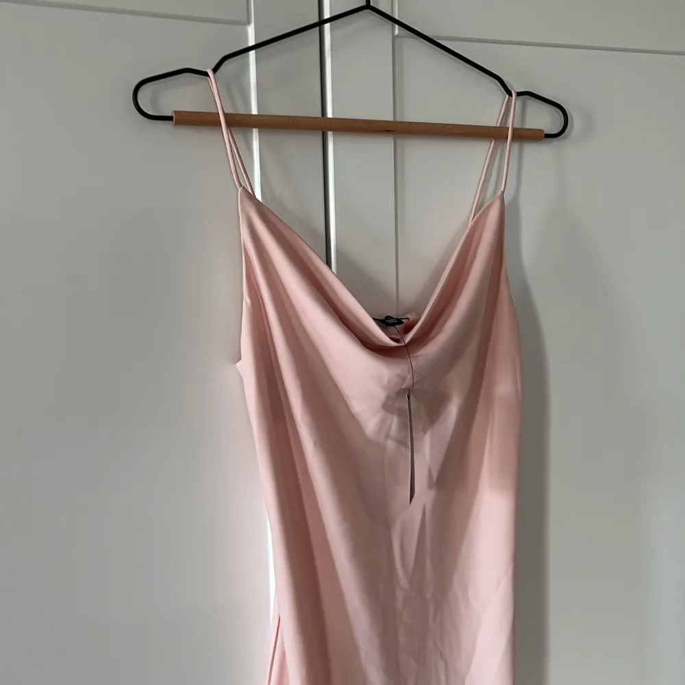 Rosa långklänning sommär ny ifrån nelly i storlek 34. Klänningar.