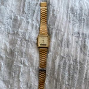 Casio klocka - Säljer min fina klocka då den inte används längre :( har både vanligt ur och digital display för datum och liknande. ☀️ inköpt för 979kr💓