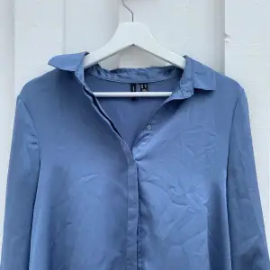 Säljer denna blå satin skjortan/blusen från Vero Moda, inköpt förra sommaren sparsamt använd. Hör av er vid frågor 💞💞