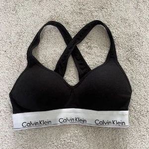 Calvin Klein bh - Näst intill oanvänd Calvin Klein bh i jättefint skick! Superskön och i bra kvalitet🖤