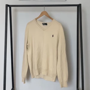 Stickad ralph lauren tröja - Vintage stickad tröja från ralph lauren. Vill du ha fler bilder, eller undrar något är det bara att skriva!