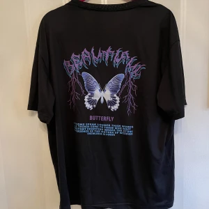 T-shirt - Helt oanvänd tröja från Shein. Aldrig blivit använd då jag tycker den är lite stor. Den är lite lång i modellen. 