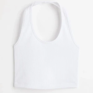 Vit halterneck top - Gullig vit topp från hm, använd en gång men fel storlek för mig💛