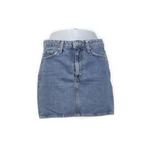 Jeanskjol  - Säljer min jeanskjol som är köpt på sellpy men aldrig använd från min sida. Kjolen är i storlek M men är liten i storleken så passar nog XS,S bättre. Säljer för 120kr+frakt. 