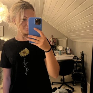 T-shirt med solros💕 - Svart T-shirt köpt i usa för några år sen💕superfin men kommer inte till användning, jag hittar ingen storlek på tröjan men kan tänka mig att det är en M🫶🏼