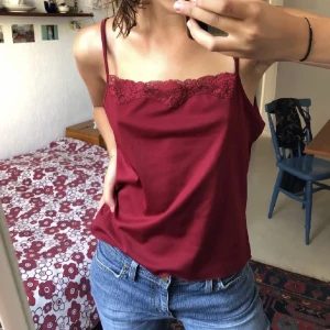 Linne - Rött linne med spets