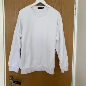 Basic vit crewneck / sweatshirt från pretty little thing, aldrig använd!🤍🤍