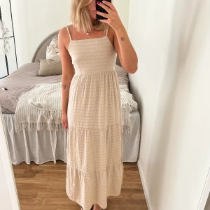 Pull & bear klänning - Beige klänning från pull and bear med fin öppen rygg och linne liknande material. 