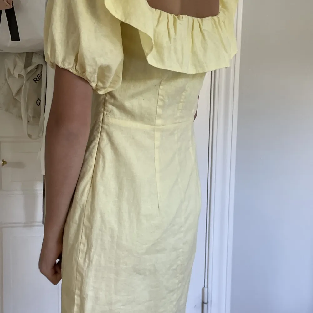 Vacker gul klänning från Hm.  Så fint skick, man kan ha den på många sätt och den är så fin i materialet. Materialet är nästan lite linne, det är en linnemix.🩷. Klänningar.
