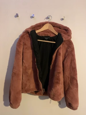 Jacka gosig - Från bershka i gammalrosa/rosa färg, otroligt skön och gosig. En perfekt höst jacka.