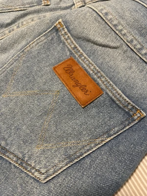 Wrangler retro pin up shorts  - Ljus/mellanblå wrangler shorts i extremt bra skick. Sparsamt använda. Säljs endast pga för små. Fin detalj på bakfickan (bild 1). 