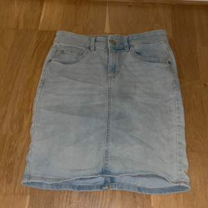 Jeans kjol med en liten slit där bak💙