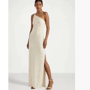 Balklänning  - Säljer min super fina balklänning från Ralph Lauren! Endast använd en gång! Otroligt fin på och bekväm!💕Nypris 3095kr