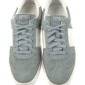 Valentino flycrew - Säljer nu ett par feta flycrews o färgen blå. Skorna är i ett väldigt bra skick. Pris kan själv klart diskuteras. Skriv gärna för fler bilder !!