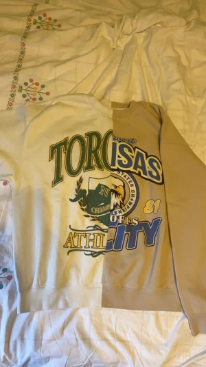 Oversized hoodie utan luva, strl S - Super fin o skön hoodie i strl S. Aldrig använts och är alltså i nyskick! Kostade 299kr i butik och säljs för samma pris💕Jätte snygg tsm med ett par jeans shorts eller egentligen vad som helst💓