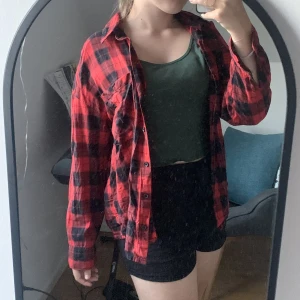 Randig skjorta  - Röd randig skjorta från hm, väl använd men fortfarade i fint skick (lite skrynklig på bilden bara) 🍄