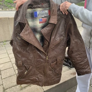 Brun skinnjacka  - Skinnjacka i äkta skinn från förr. I okej skick. Priset kan diskuteras.