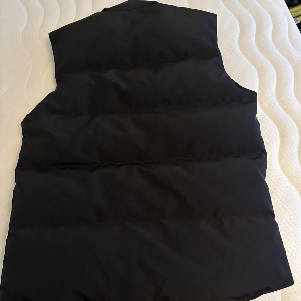 Canada goose Freestyle Vest Black. Använd bara 1 gång anledning till att jag säljer den är för den är för stor den passar på film som har  M-L-XL . Jackor.