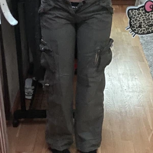 gröna cargo y2k - midja 78 cm innerbenmått 74 (jag är 164) bootcut mått 24 cm!! skitsnygga cargo jeans perfekt lowrise dem är tyvärr för små för mig😭 skitcoola detaljer med knappar och allt bara att fråga om fer bilder!! möts gärna men kan frakta🩷 