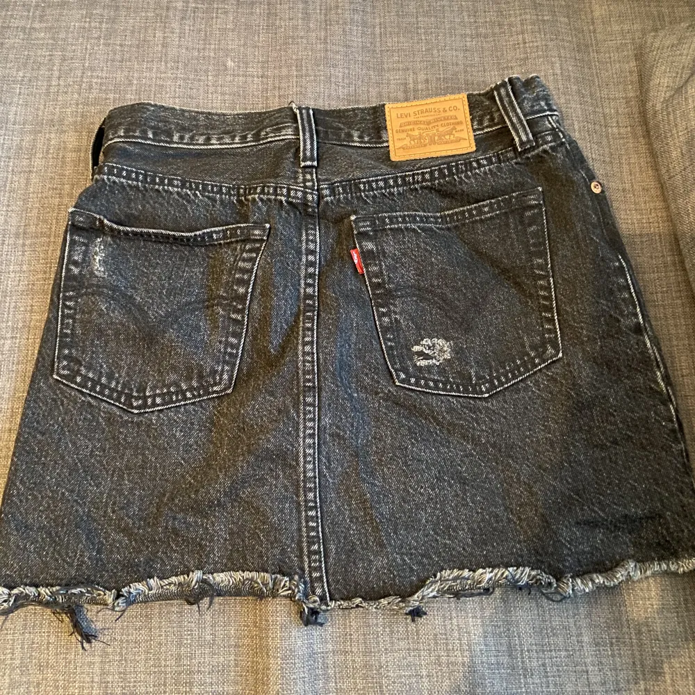 Jättecool jeanskjol från Levis, säljer då den är för liten för mig 🖤🖤. Kjolar.