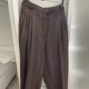 Gardeur kostymbyxor  - Ett par brunrandiga gardeur kostymbyxoror . Nypris 1500kr