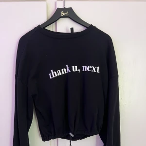 Ariana Grande Sweatshirt - Svart sweatshirt med Ariana Grande tryck Använd flertals gånger men fortfarande i bra skick 💕💕