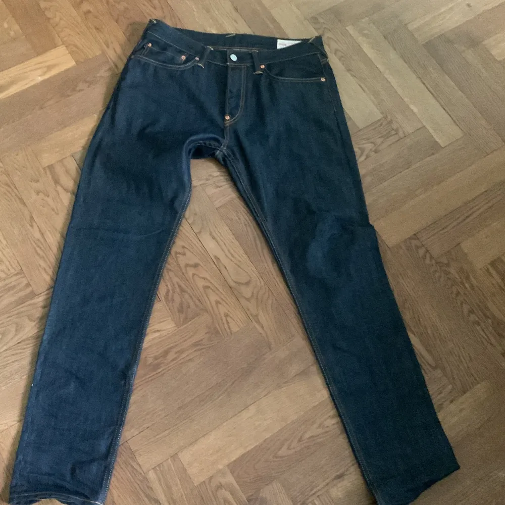 Tja ja säljer några feta evisu jeans använt runt 2 gånger så nästan helt nya. Tappat intresset därför säljer ja dom!. Jeans & Byxor.