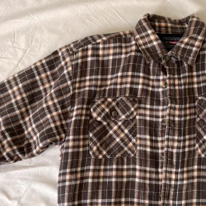 Wranglerjacka - Baserad jacka från wrangler. Står ingen storlek men passar lite oversized på en medium.