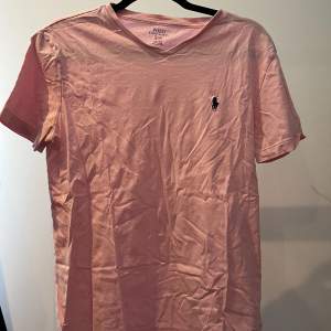 Rosa T-shirt från Ralph Lauren  Använd i bra skick  Nypris 599kr