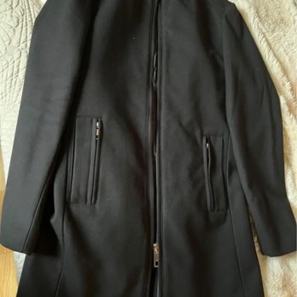 En svart jacka från Zara storlek small är nästan som ny, använd bara ett fåtal gånger. . Jackor.