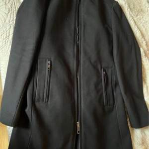 En svart jacka från Zara storlek small är nästan som ny, använd bara ett fåtal gånger. 