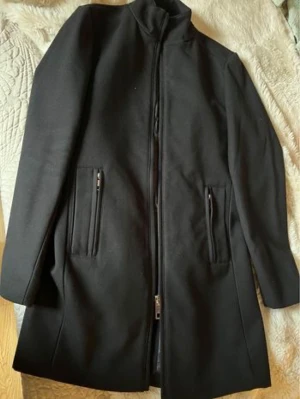 Jacka  - En svart jacka från Zara storlek small är nästan som ny, använd bara ett fåtal gånger. 