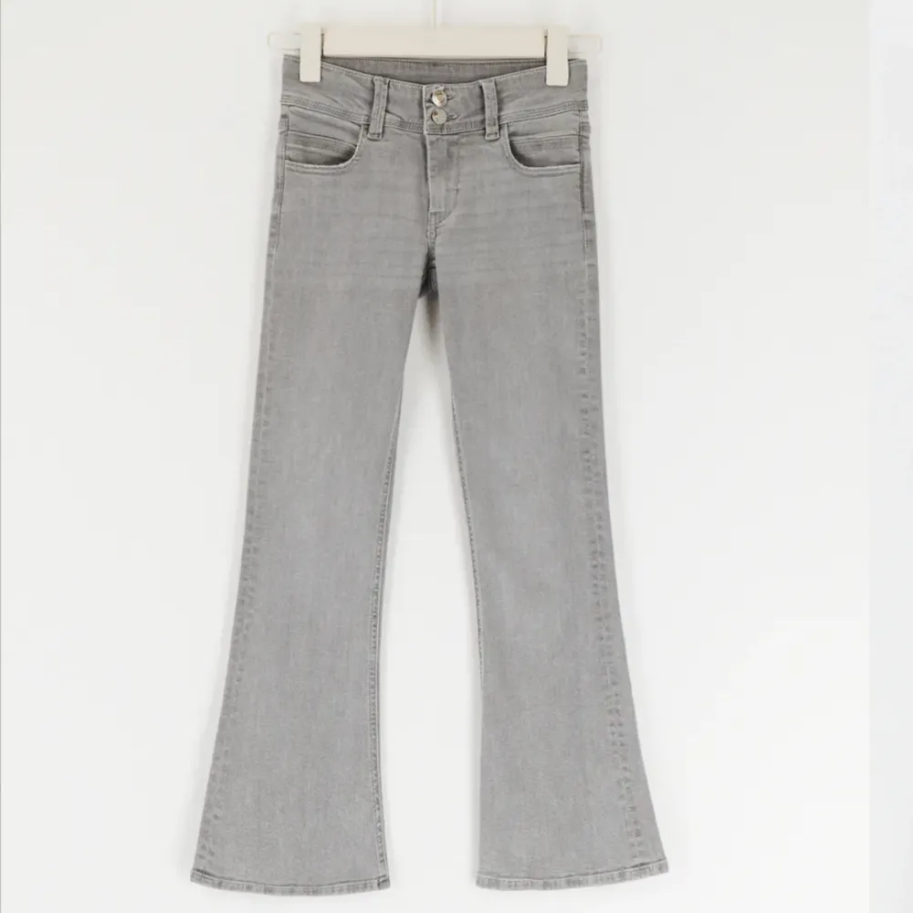 Jättefina lågmidjade bootcut jeans ifrån Gina Tricot! Aldrig använda endast testade. De är lite långa på mig som är 156 och passar mig som brukar ha S, 26, 36 i jeans💕💕 Hör av er vid andra frågor, frakt tillkommer💗. Jeans & Byxor.