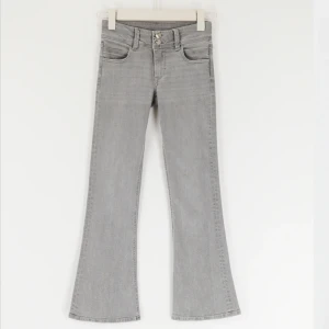 Low waist flare jeans - Jättefina lågmidjade bootcut jeans ifrån Gina Tricot! Aldrig använda endast testade. De är lite långa på mig som är 156 och passar mig som brukar ha S, 26, 36 i jeans💕💕 Hör av er vid andra frågor, frakt tillkommer💗