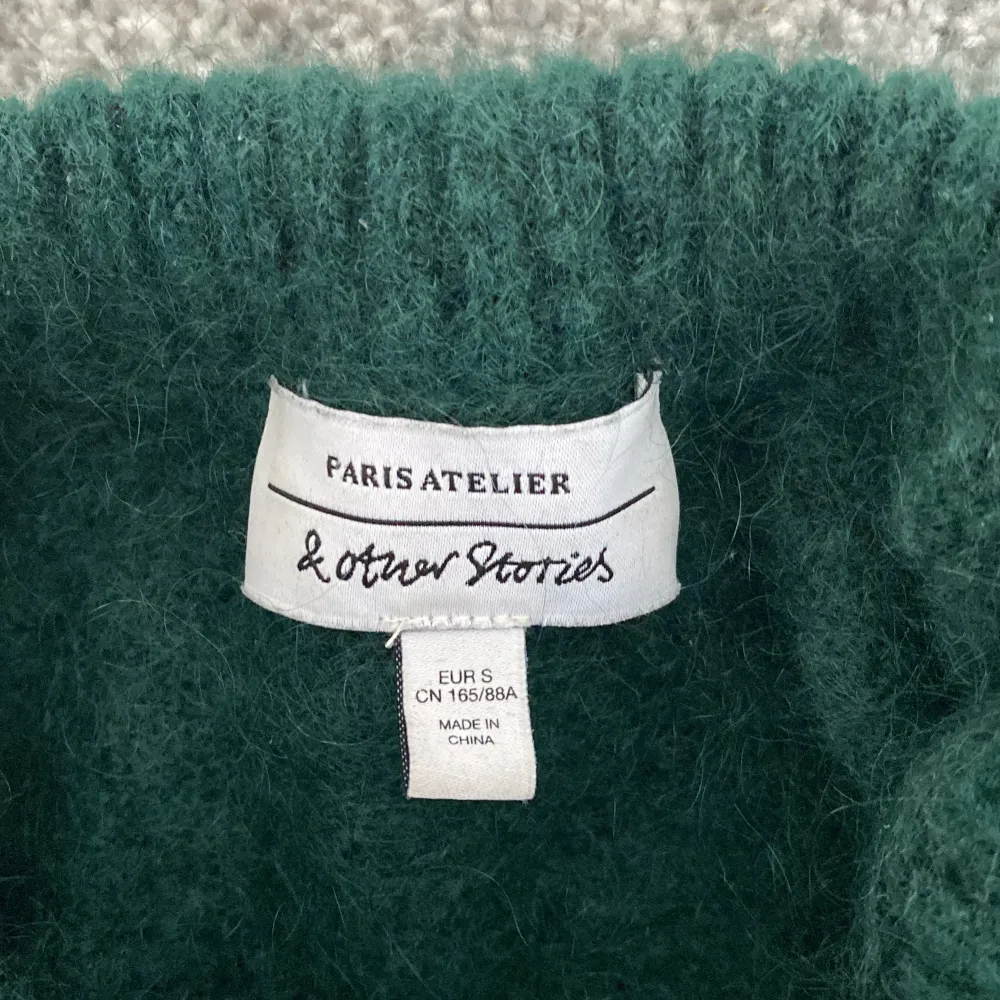jag säljer min stickade tröja för att den är för liten för mig, där är lite stickig. nypris 900kr säljer den för 550kr(priset går att diskutera)🩷. Stickat.