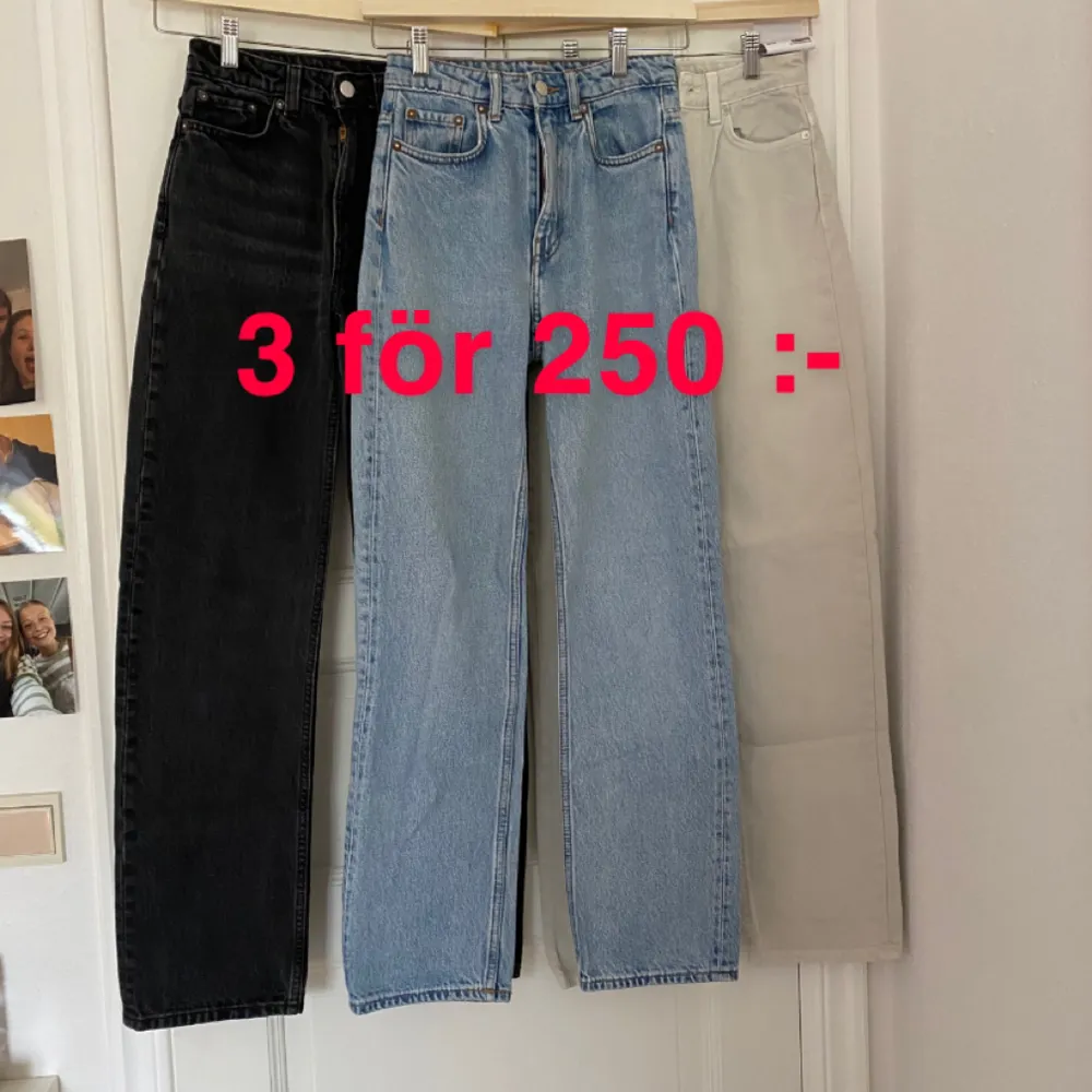 Säljer tre par jeans köpta här på plicka från Weekday i modellen voyage 🫶🏼 Köp alla tre för 250 kr eller en för 110 :- 🤎🤍Färgerna blå, vit och svart. . Jeans & Byxor.