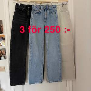 Säljer tre par jeans köpta här på plicka från Weekday i modellen voyage 🫶🏼 Köp alla tre för 250 kr eller en för 110 :- 🤎🤍Färgerna blå, vit och svart. 