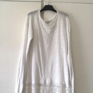 Vit långärmad tröja  - Vit långärmad tröja med spets. Knappt använd