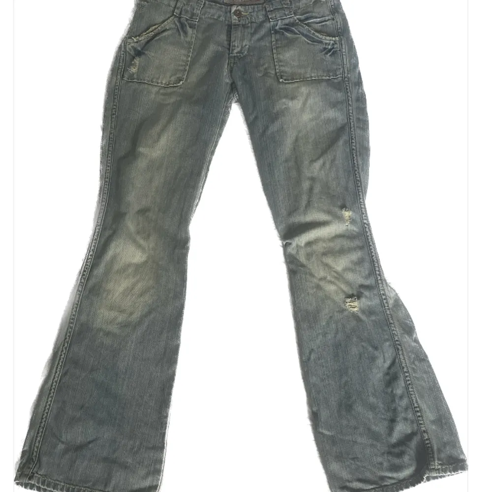 Utsvängda lowrise jeans som tyvärr inte kommer till användning passar nån runt 166-169. Jeans & Byxor.