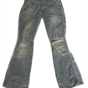 Utsvängda lowrise jeans som tyvärr inte kommer till användning passar nån runt 166-169