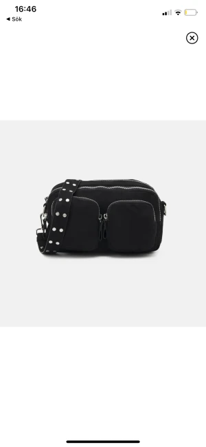 Väska från Gina  - Svart väska från Gina som är sparsamt använd. Extra band som är längre medföljer. 4 fack och mycket rymlig 🫶🏼🫶🏼👛