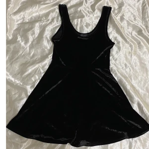Velour klänning - Velour klänning från Topshop, jättebra skick!