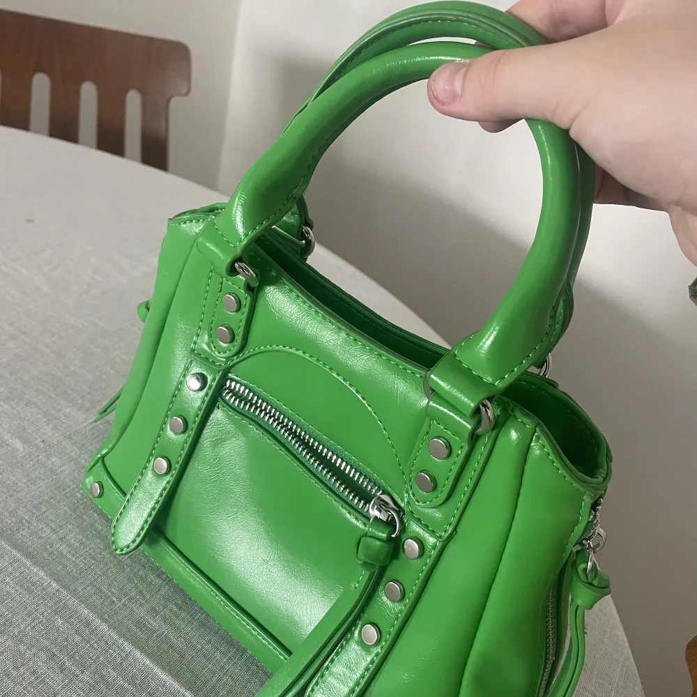 Fin grön väska från Na-kd som letar nytt hem! Köpt för 200kr. Väskor.