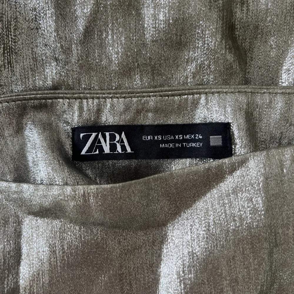 Jätte cool volangkjol från Zara i en metallic färg! Sparsamt använd och därav inga synliga defekter!💕. Kjolar.