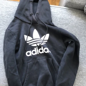 Svart adidashoodie - Svart, stor, skön och oversized hoodie från Adidas. Ficka framtill och snörning upptill. Superskön 💞